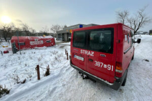 Strażacy z OSP Białołęka wspierają działania przy namiotach grzewczych. Na zdjęciu wóz strażacki oraz rozstawiony namiot ratowniczy w zimowej scenerii przy stacji metra.